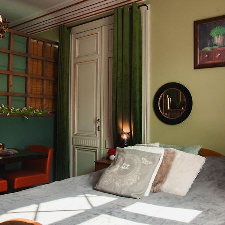 Maison D'Hote Les Notes Endormie Chambre Secrete Berzee Bagian luar foto