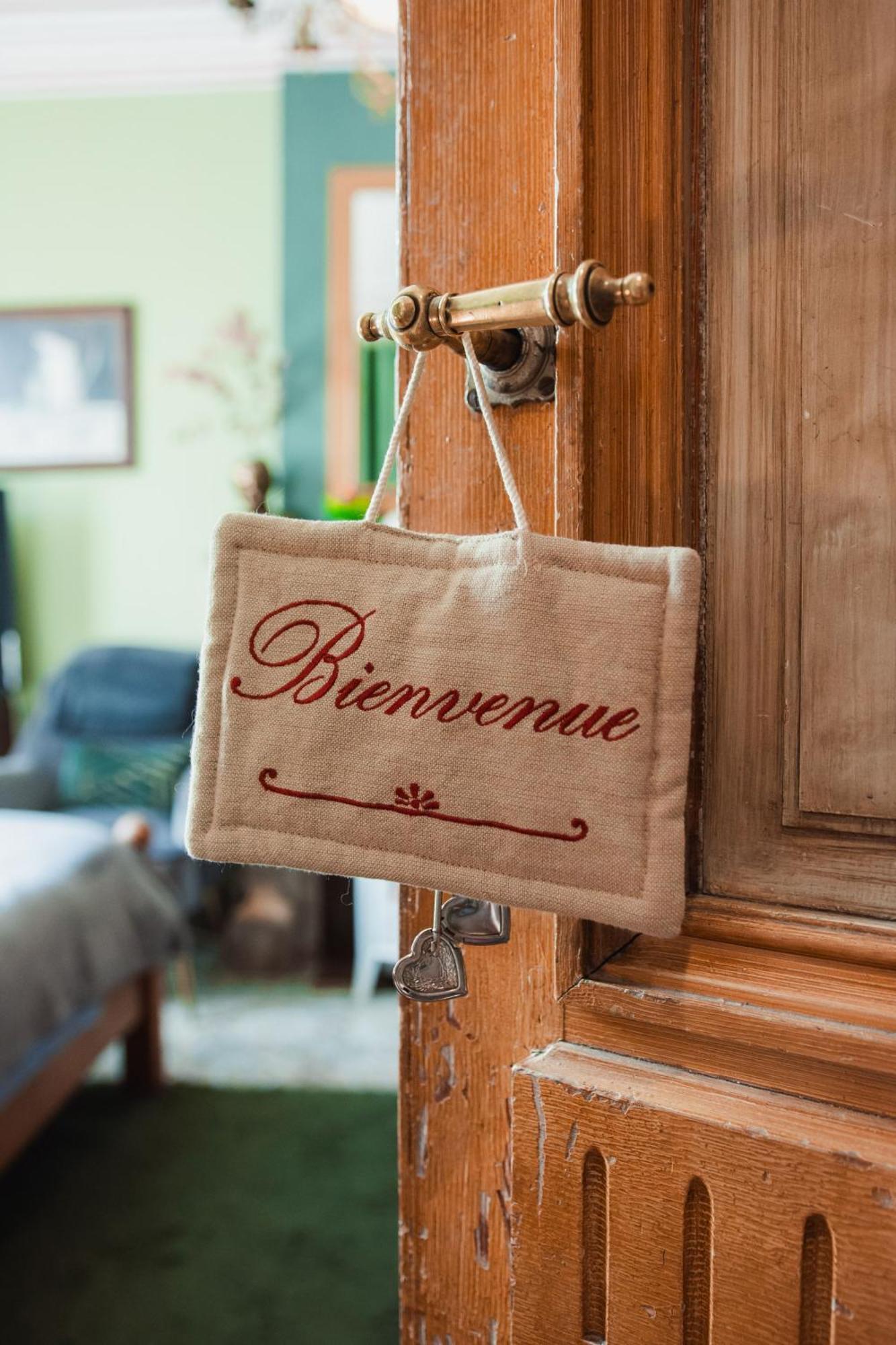 Maison D'Hote Les Notes Endormie Chambre Secrete Berzee Bagian luar foto