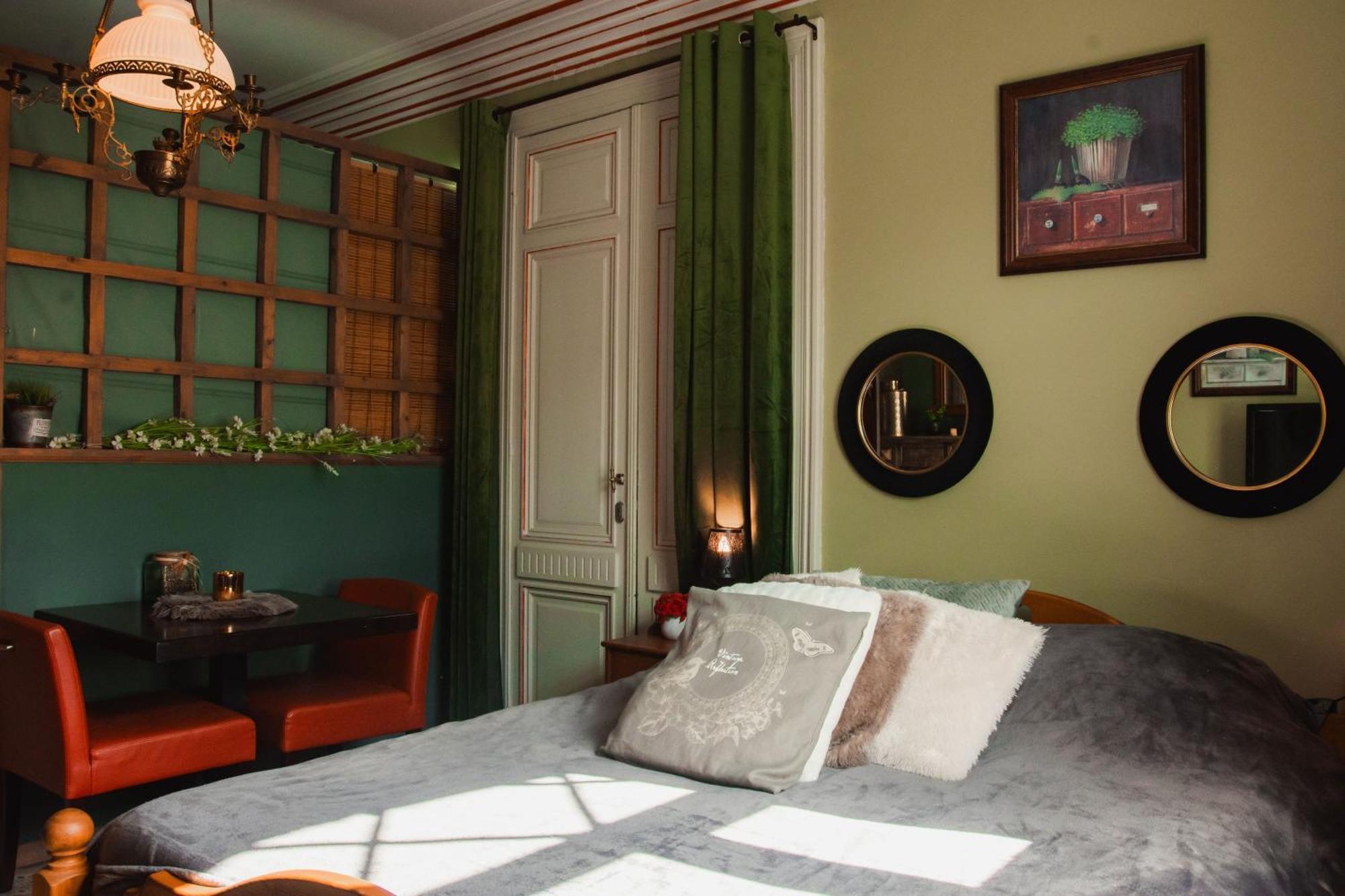 Maison D'Hote Les Notes Endormie Chambre Secrete Berzee Bagian luar foto